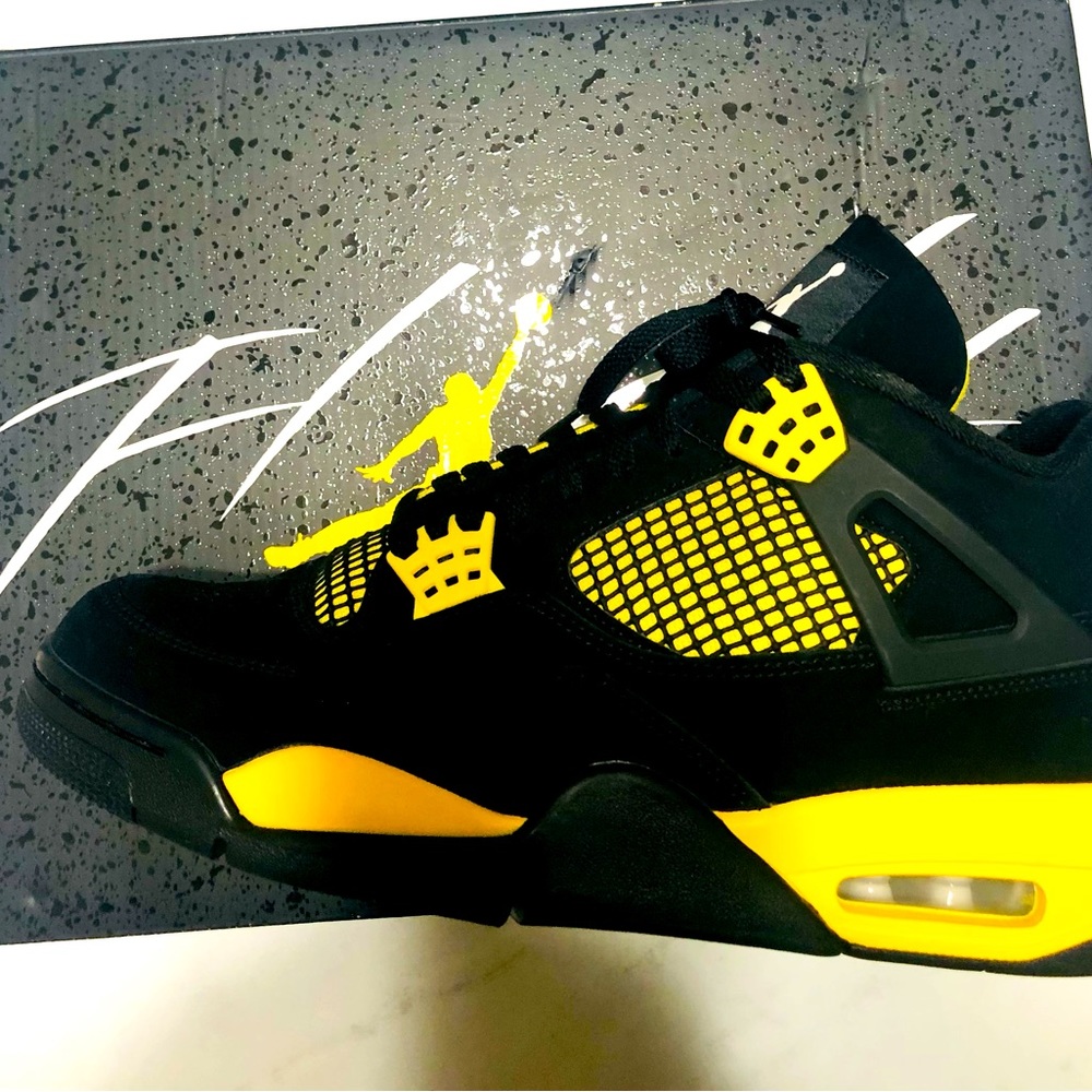 Jordan 4 Retro Thunder (2023)